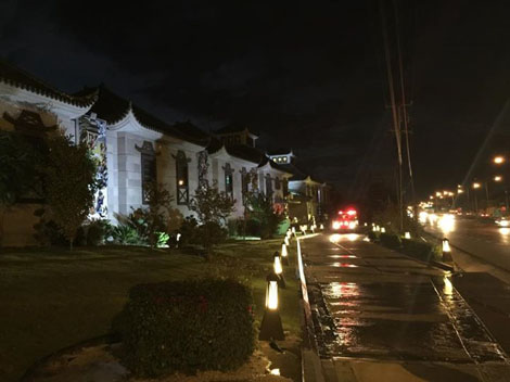 El motel de fachada oriental se ubica sobre la carretera Nacional