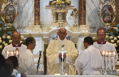 El papa Francisco durante una misa en el santuario de la Virgen de la Caridad del Cobre.