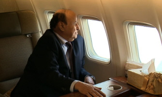 El presidente yemenita, Abd Rabo Mansur Hadi, en el avión saudí mientras se dirigía a Adén