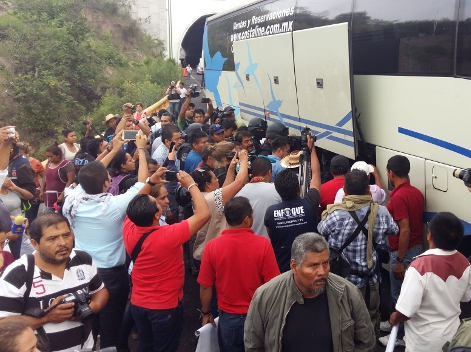 En el punto conocido como "Los túneles", policías del estado revisaron las unidades que transportaba a los padres de los desaparecidos a la Ciudad de 