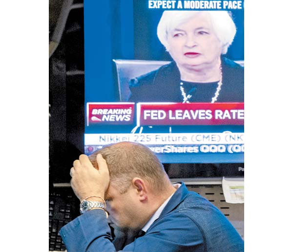 La reacción de un agente al anuncio de la Reserva Federal de EU. 