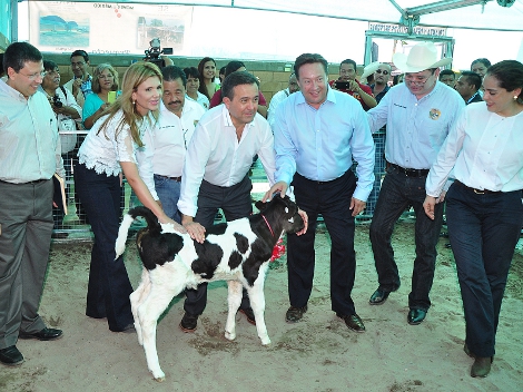 El secretario de Economía, Ildefonso Guajardo y la gobernadora, Claudia Pavlovich, entregaron apoyos por seis millones de pesos.