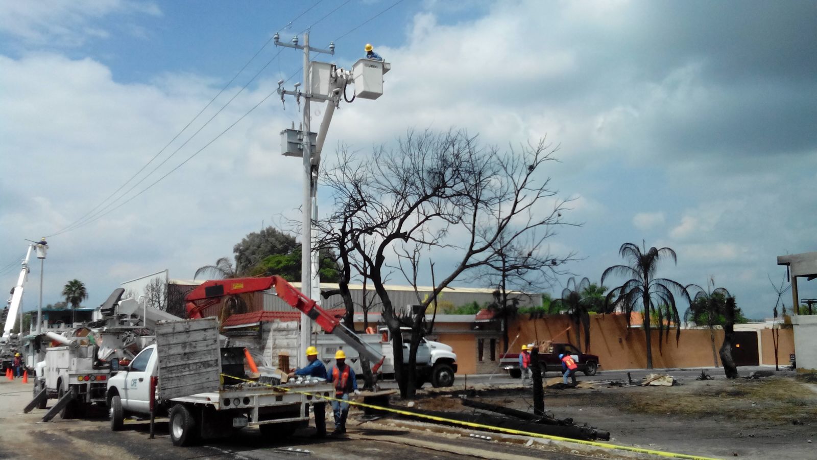  Las labores para retirar los escombros tras el incendio, continúan en el municipio de Escobedo.