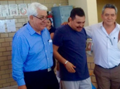 A las 12:30 horas (local) salió del penal de Sonora y fue recibido por los dirigentes Juan Leyva Mendivil, Alberto Vizcarra, Adalberto Rosas López, as
