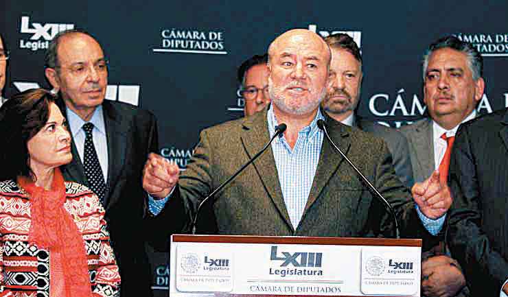 Manuel Clouthier presentó un proyecto de reformas constitucionales.