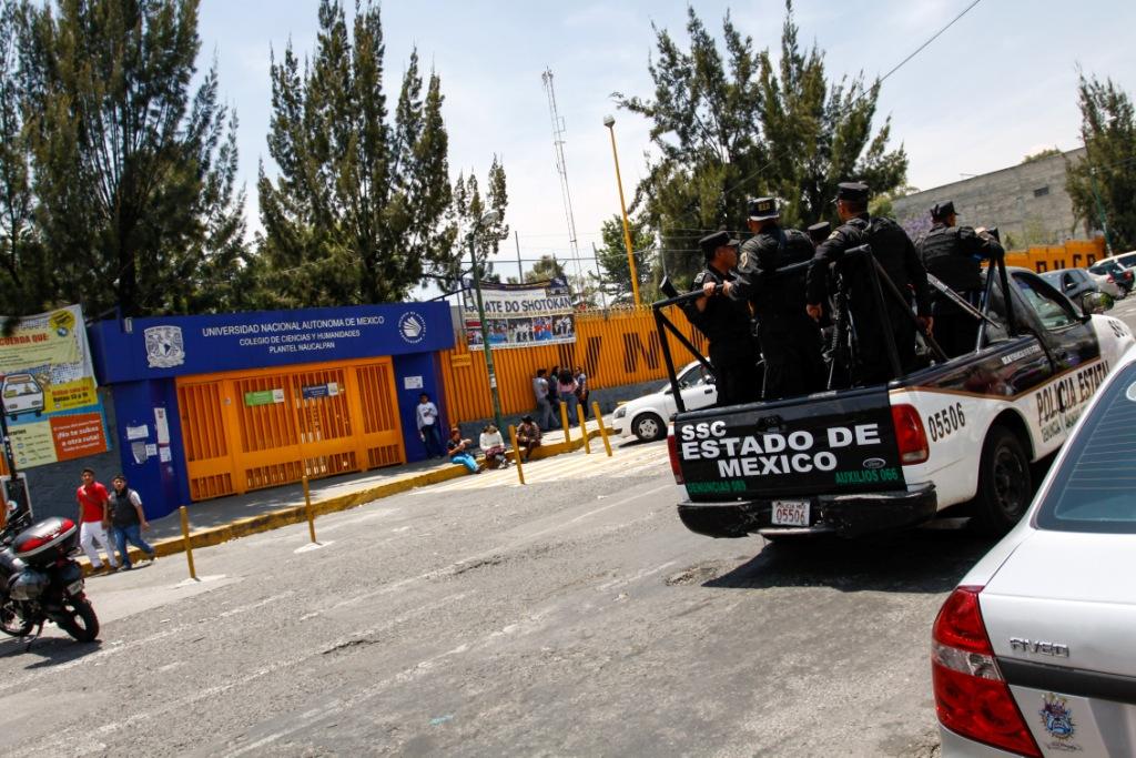 Una patrulla de la policía estatal circula al exterior del CCH Naucalpan.