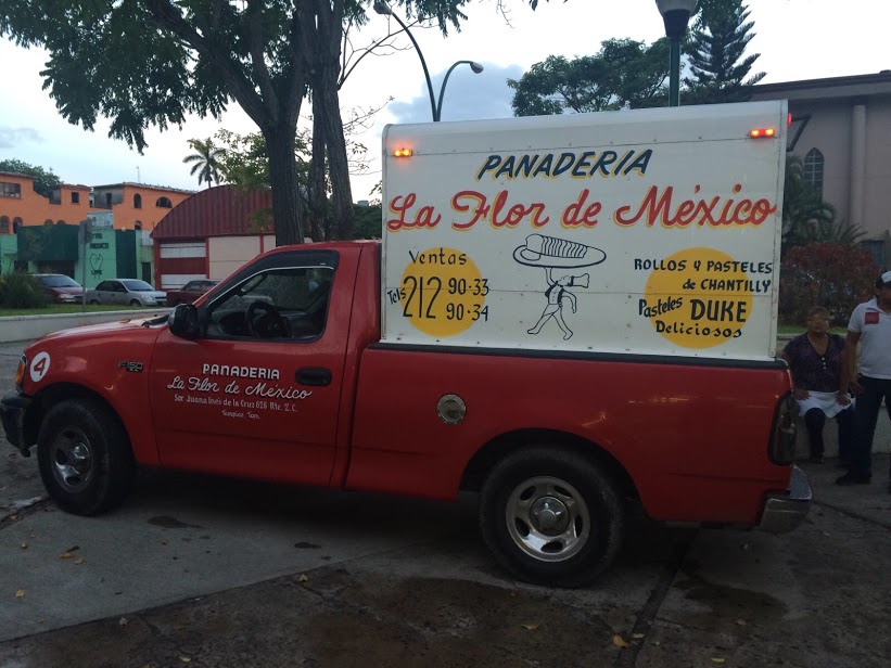 Se estaban preparando para repartir el pan a bordo de las camionetas.