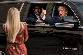 Trump hace un gesto a la gente que lo mira al llegar a un acto de campaña hoy en Columbia, Carolina del Sur
