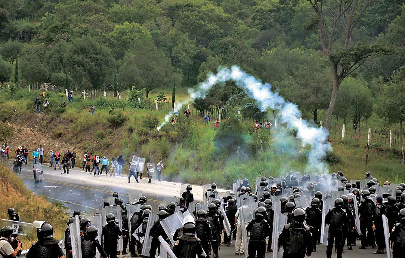 Los uniformados respondieron con gas lacrimógeno a los petardos y a las molotov.