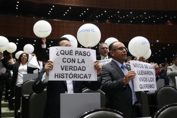 Cada uno de los globos tenía escrito el nombre de alguno de los 43 normalistas.