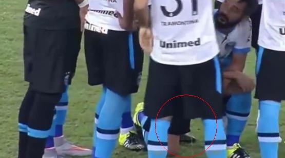 Douglas intentó cubrir su gracia detrás de sus compañeros