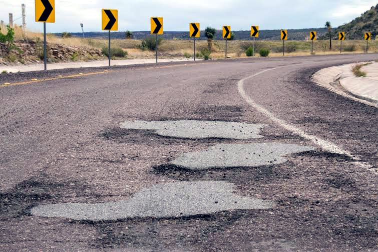 En algunas zonas los baches son de hasta 15 centímetros de profundidad.