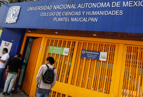 Estudiantes del CCH Naucalpan decidieron mantener cerradas las puertas del plantel, ante la amenaza de que llegue algún grupo porril, como ocurrió aye