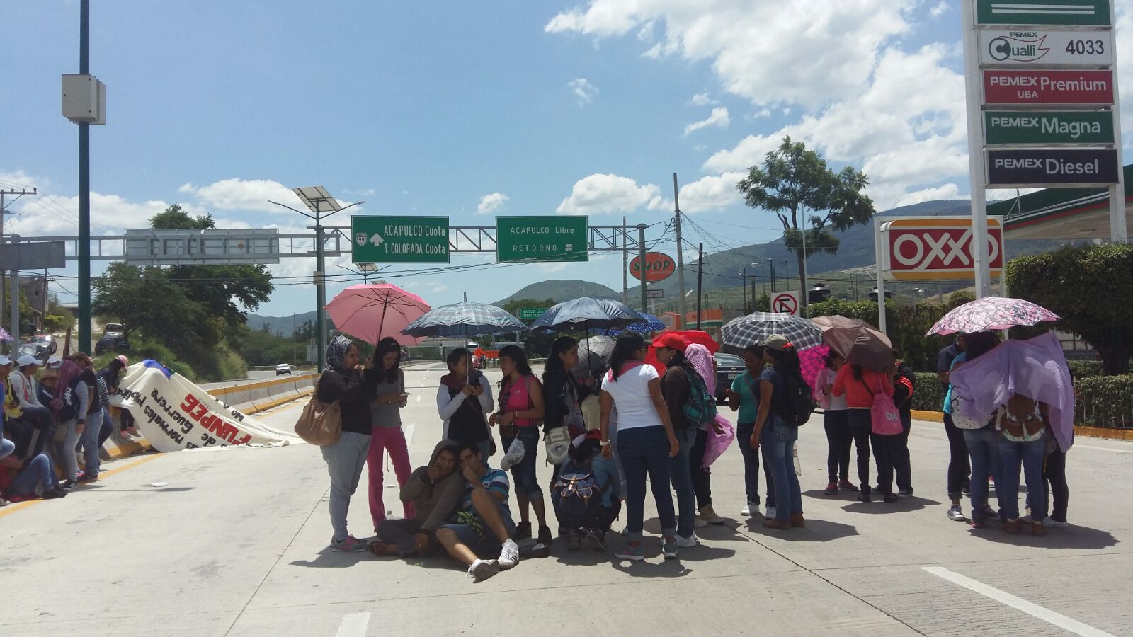 Los egresados exigen que el gobierno les entregue una plaza.