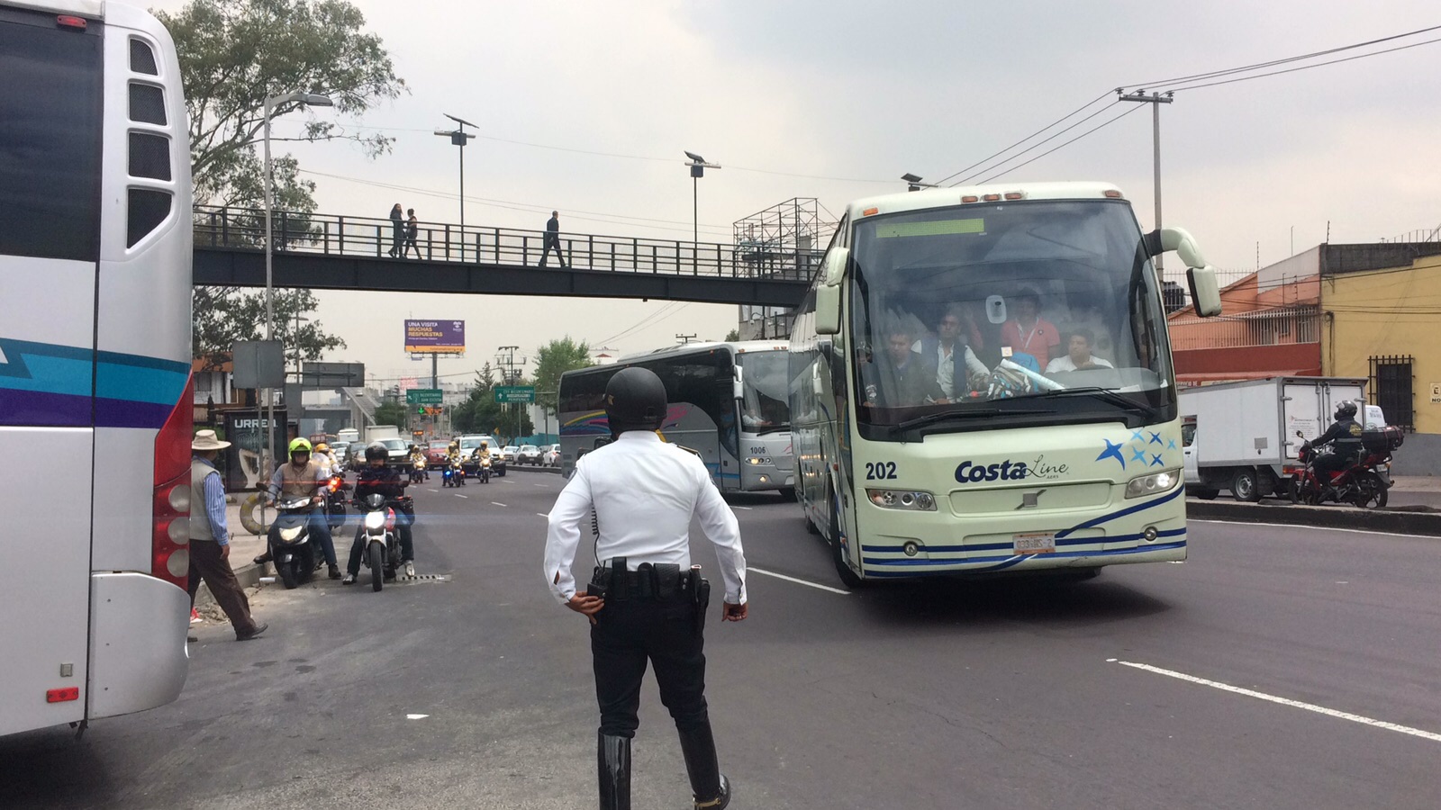 Los padres de los 43 fueron custodiados por elementos de la SSPDF