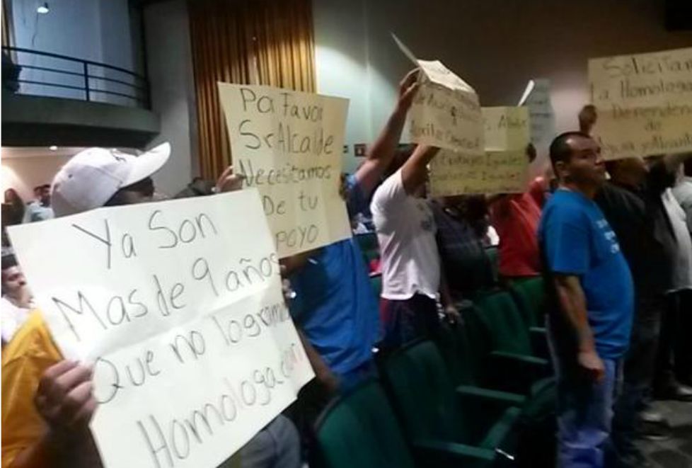 Se manifestaron trabajadores del Departamento de Agua y Alcantarillado exigiendo homologación salarial.