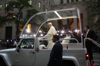 El papa Francisco, en el papamóvil, en el camino hacia la catedral de San Patricio, a lo largo de la Quinta avenida neoyorquina