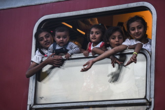 Refugiados y migrantes miran desde la ventana de un tren que va a salir hacia Serbia, en Gevgelija, Macedonia, cerca de la frontera con Grecia