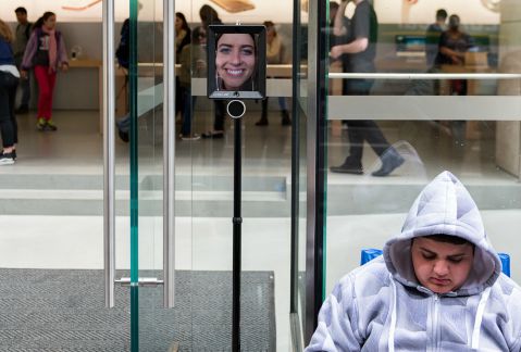 El robot utiliza el lugar número 4 en la fila para comprar el nuevo iPhone 6s. 