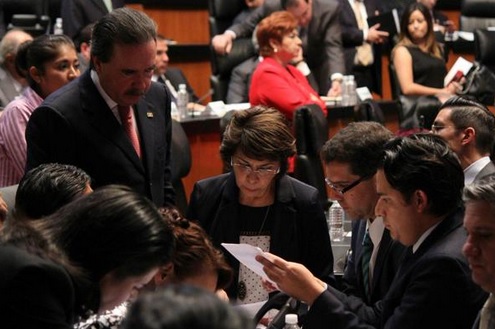 Los senadores aprobaron un acuerdo para respaldar las peticiones de los padres de los 43 al Ejecutivo.
