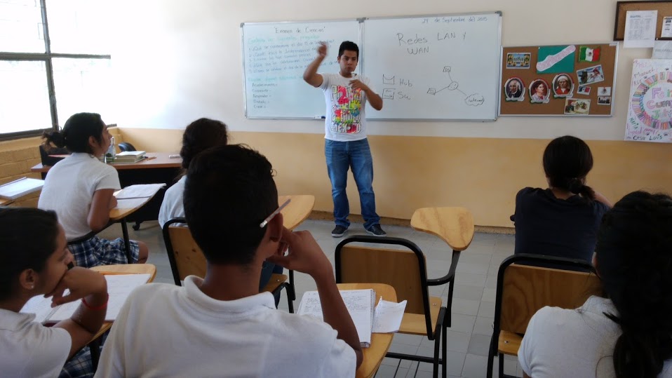 El silencio predominaba en las aulas, sin embargo los salones estaban llenos de alumnos que atentos veían a las maestros.