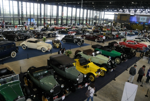 Más de 80 autos clásicos se exponen en el salón Retromobile 2015, en el Centro de Exposiciones y Congresos de la UNAM.