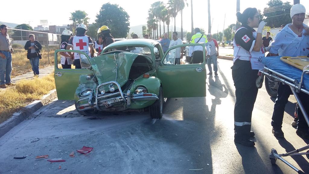 El choque ocasionó que el conductor y su copiloto se impactaran contra el vidrio del parabrisas.