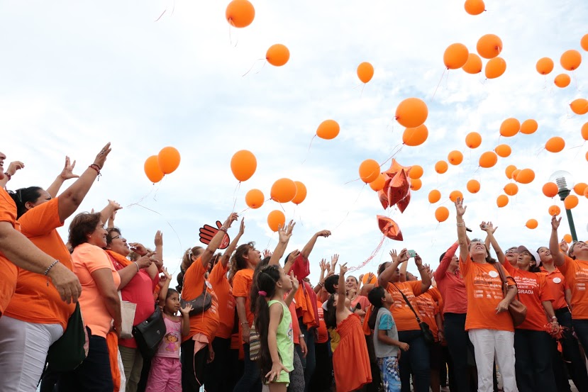 Con globos al aire mandan un mensaje de libertad.