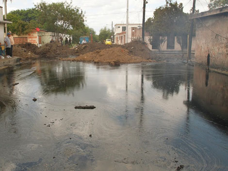 El derrame de aceite fue tan excesivo que llegó hasta el río Pesquería.  