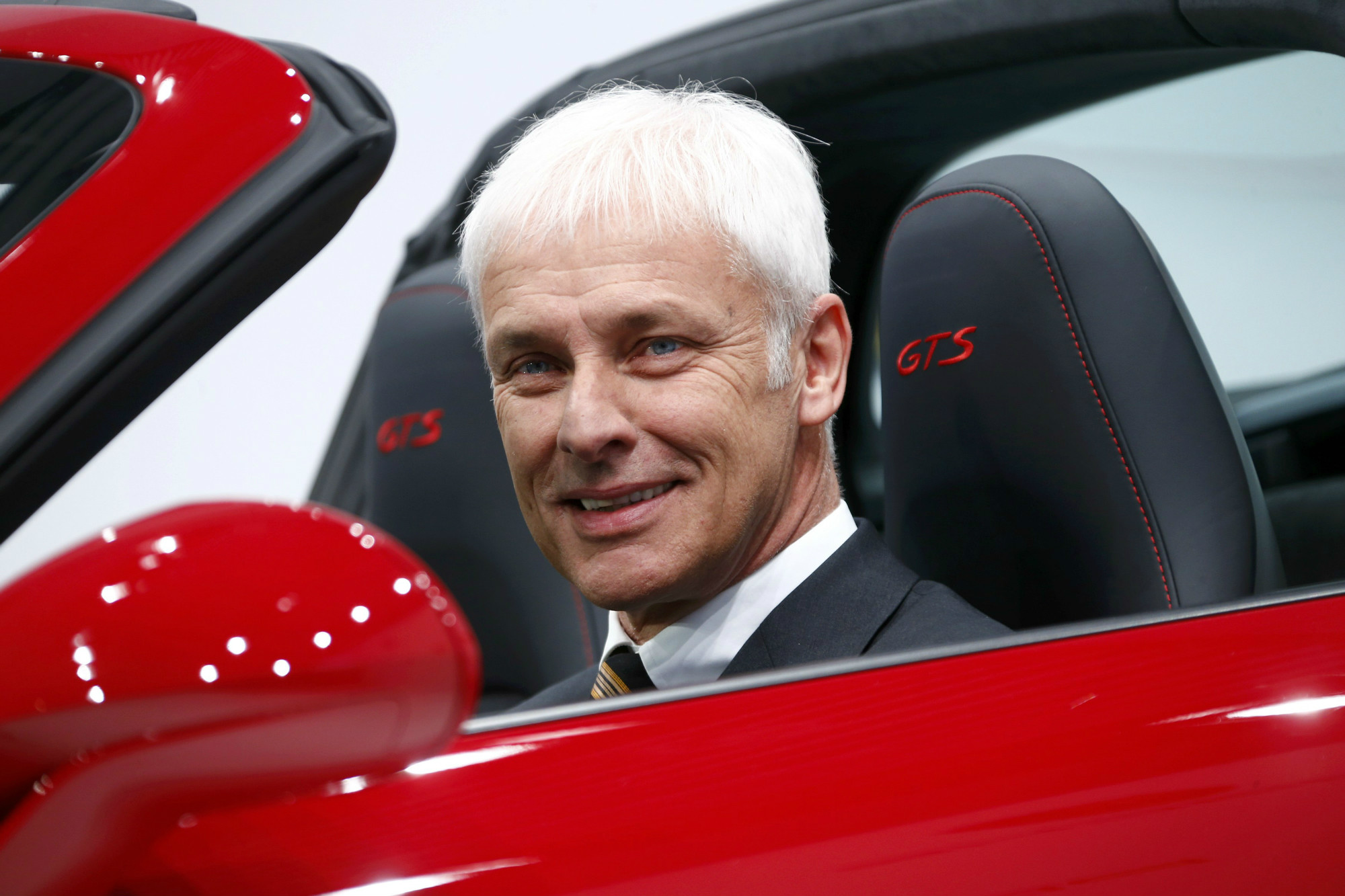 Foto de archivo del actual CEO de Porsche, Matthias Mueller, posando en un auto antes de una conferencia de prensa, en Stuttgart.