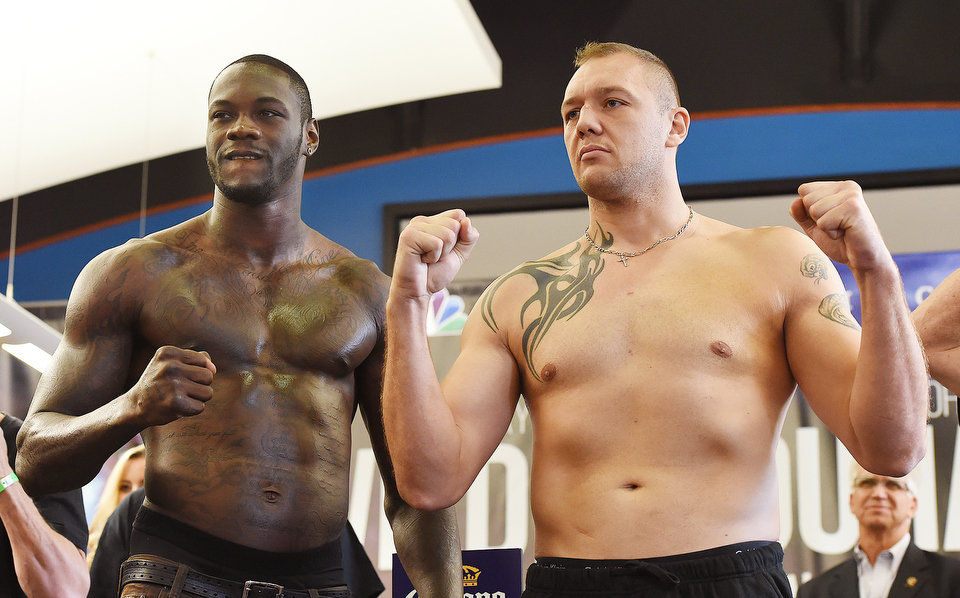 Johann “Reptile“ Duhuapas y Deontay “Bronze Bomber“ Wilder en la ceremonia de pesaje