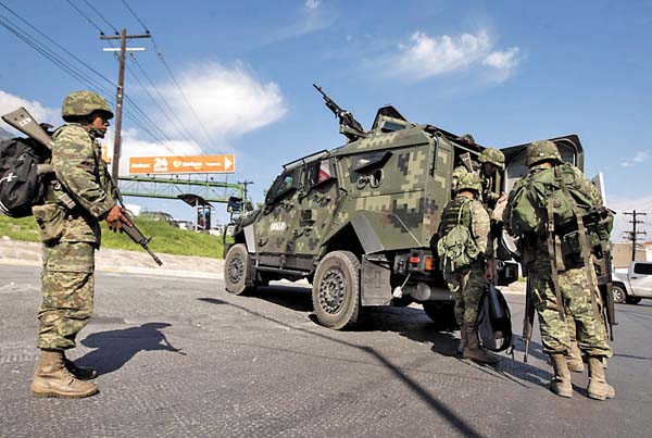 Algunos elementos que participaron en el operativo de la colonia Cumbres, de Monterrey.