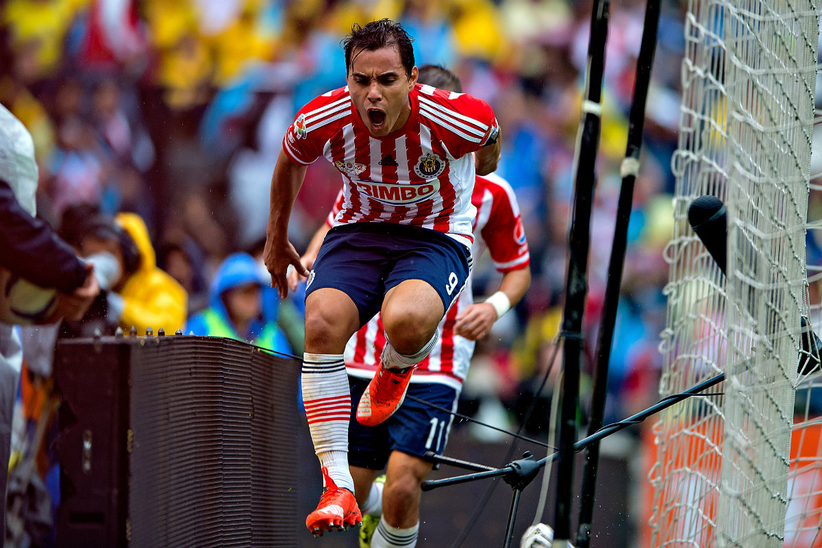 Festejo de Bravo tras el 2-0 ante América en el Estadio Azteca 