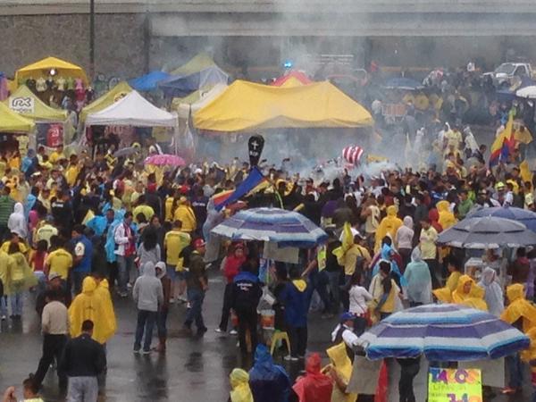 Fiesta amarilla a las afueras del Estadio Azteca 