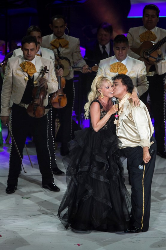 Juan Gabriel y Yuri interpretearon "El verdadero amor" y "Se me olvidó otra vez". 