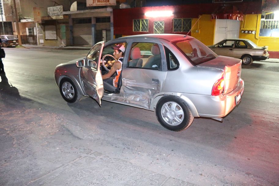 La responsable causó que golpearan su vehículo en un costado.