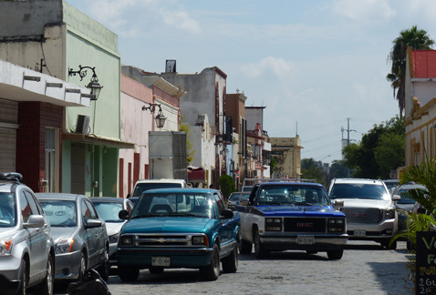 Largas filas de automóviles se forman por el desorden vial en la zona.