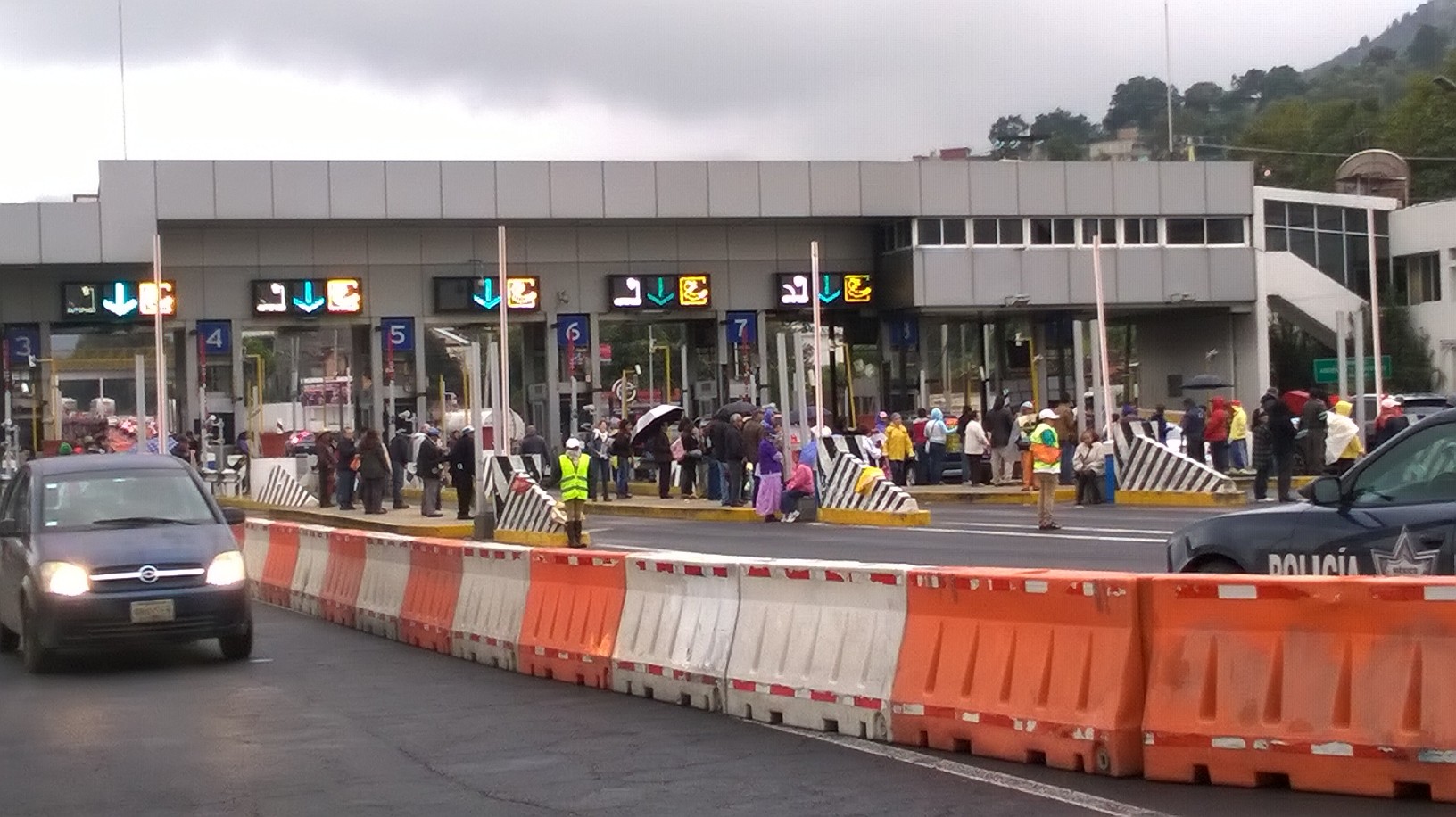 Los manifestantes permiten el libre peaje y reparten información relacionada con el caso Ayotzinapa.