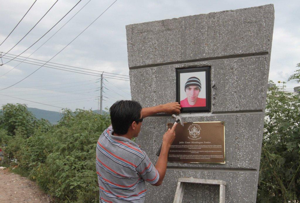 Otro de los monumentos está en las orillas de la ciudad industrial, donde se encontró el cuerpo desollado de Julio César Mondragón. 