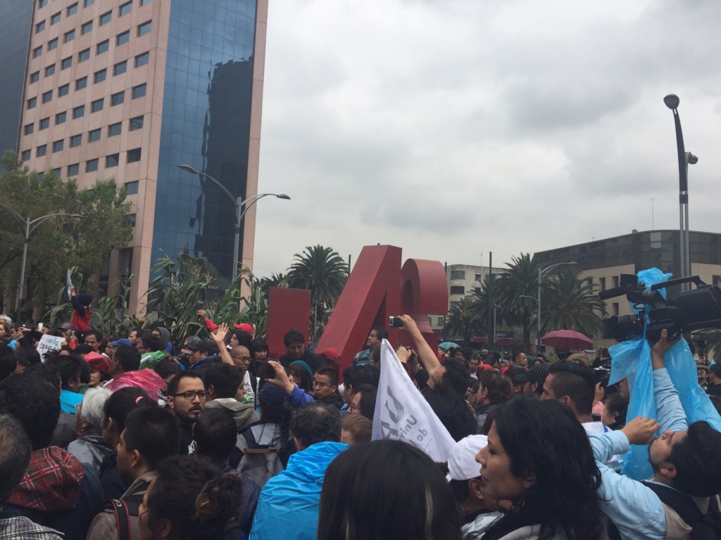 Padres de los normalistas hacen una parada en el Monumento del 43, ubicado en Reforma, para dar un mitin.