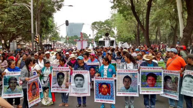 A las 12 en punto, inició la marcha por el primer aniversario de la desaparición de los 43 normalistas de Ayotzinapa. En la imagen, los padres de los 