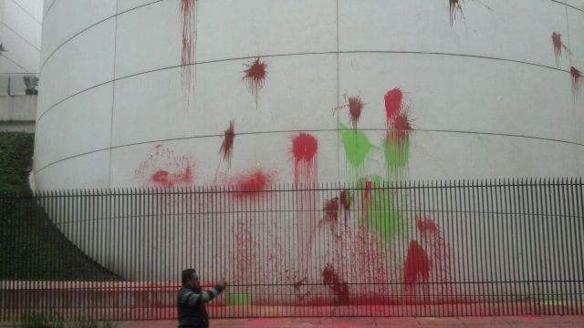 Vandalizan el Senado durante marcha por Ayotzinapa