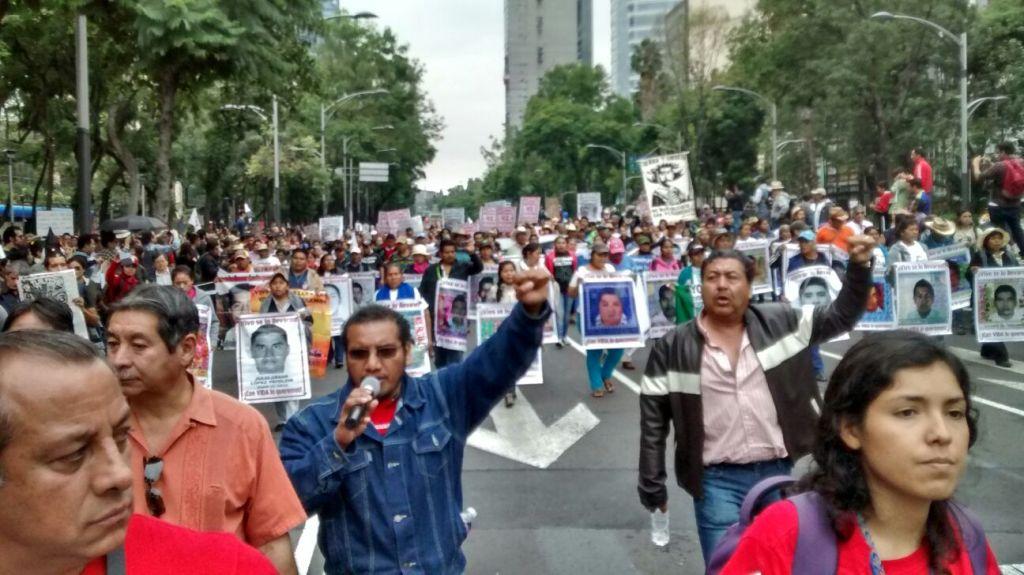 Vidulfo Rosales, abobagao de los padres de los 43, a la cabeza del contingente lanzando consignas. 