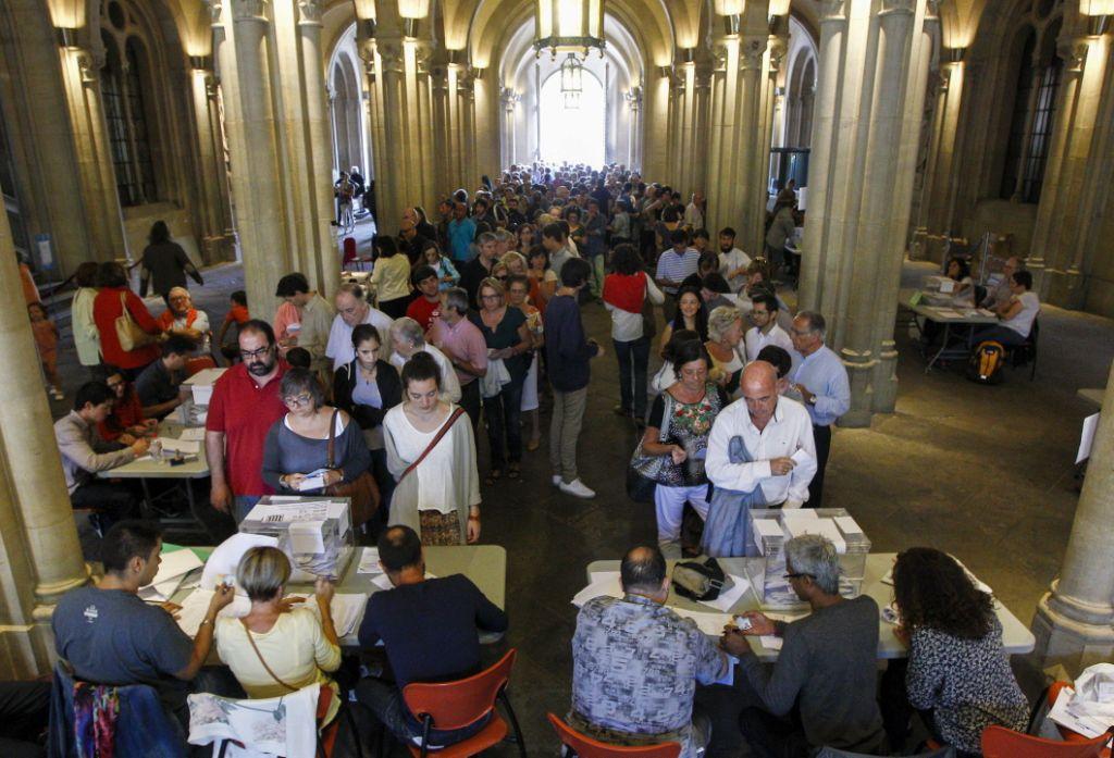 Agunos electores explicaron que estuvieron entre media hora y 45 minutos haciendo fila para poder depositar su voto.