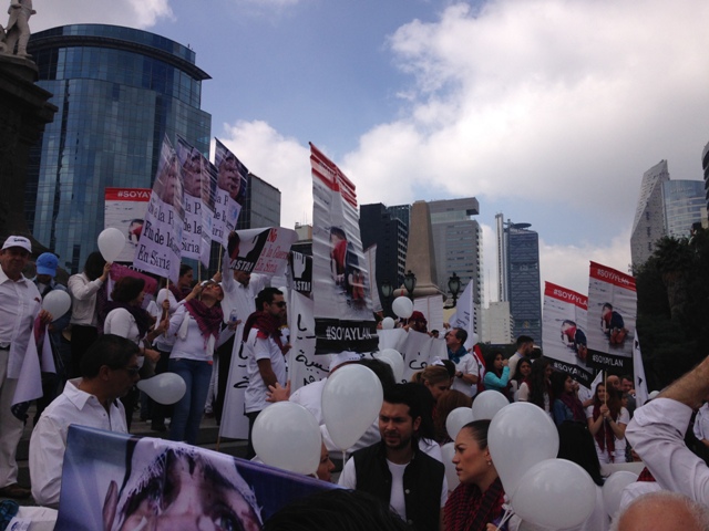 La comunidad árabe en México se congregó en el Ángel de la Independencia para exigir al gobierno que permita la entrada de ciudadanos sirios ante la s