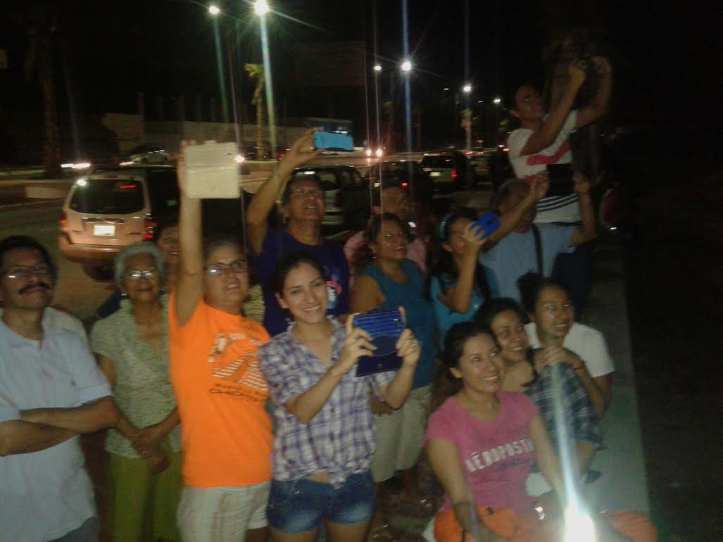Frente al mar buscan se reunieron cientos de personas. 