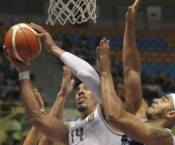 Gustavo Ayón contra Bauru en la Copa Inercontinental