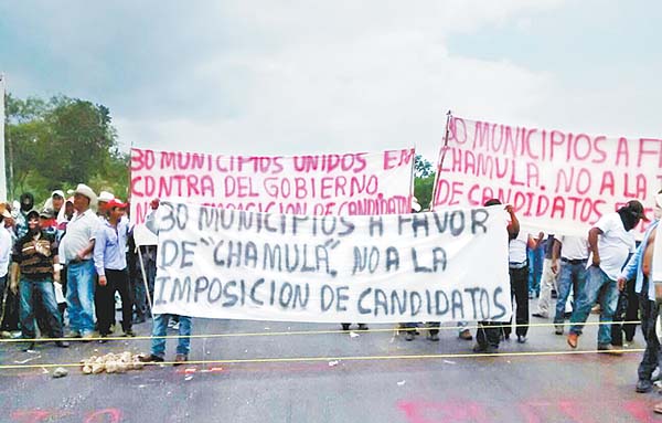 Los inconformes mostraron mantas durante su protesta en la autopista Tuxtla Gutiérrez-San Cristóbal de las Casas.