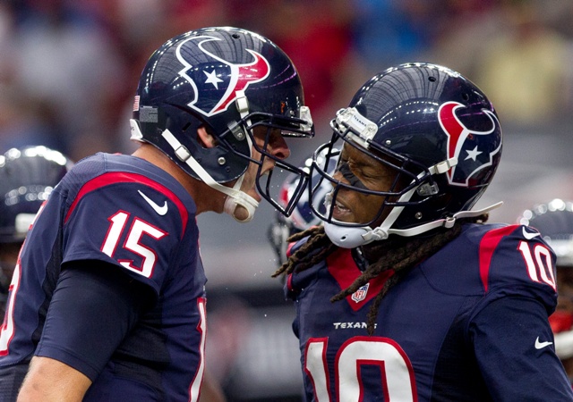 Ryan Mallett celebra con su receptor, DeAndre Hopkins  después de su anotación