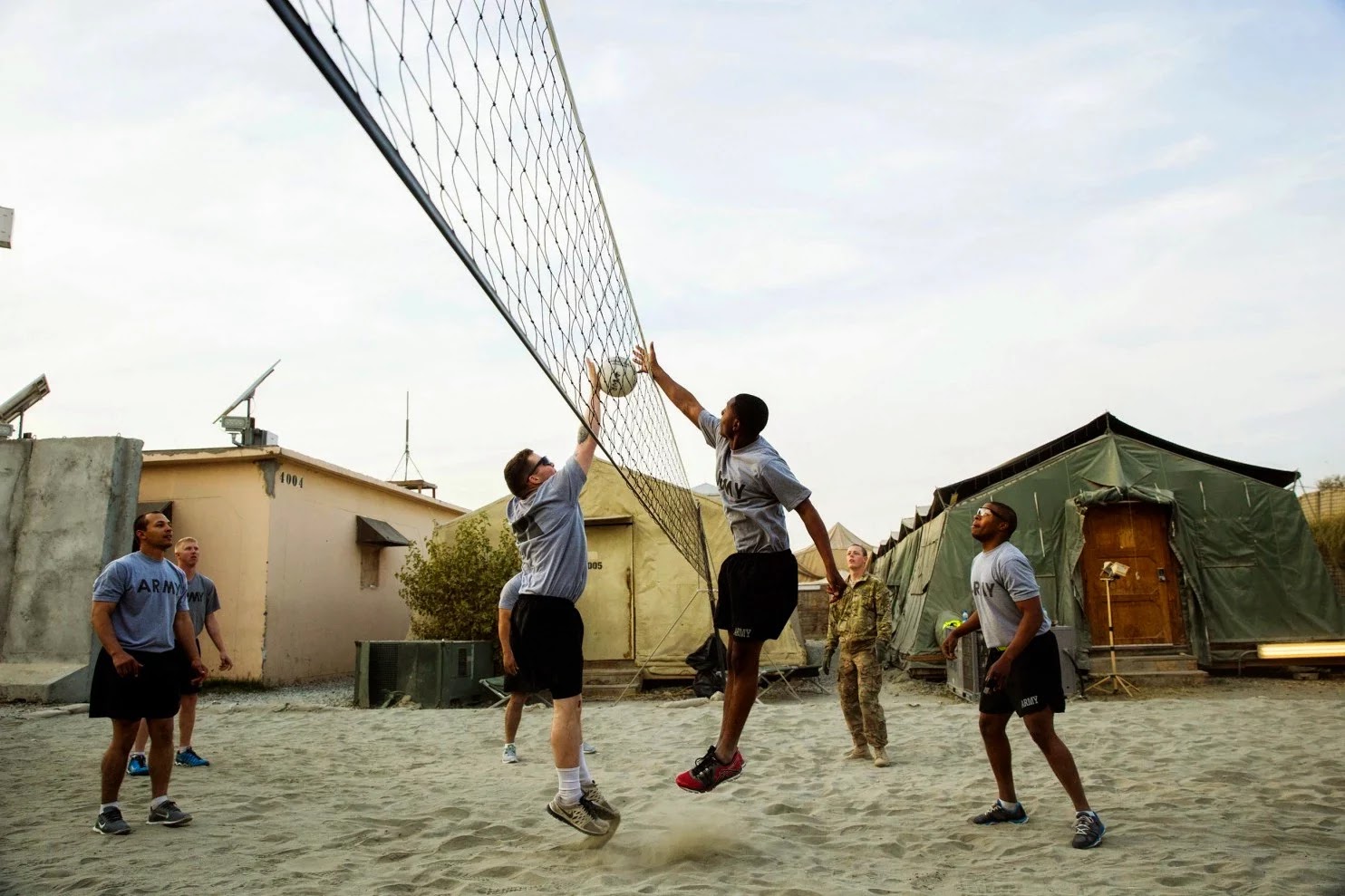 Soldados estadounidenses juegando voleibol 